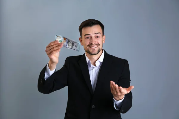 Homem Fato Formal Com Dinheiro Fundo Cinzento Corretor Bolsa — Fotografia de Stock