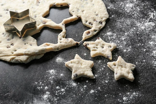 Surowe ciasto dla plików cookie na ciemnym tle — Zdjęcie stockowe