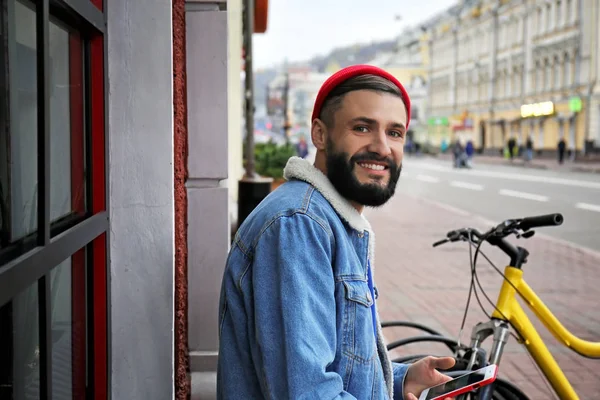 Attraktiver Junger Hipster Mit Smartphone Auf Der Straße — Stockfoto