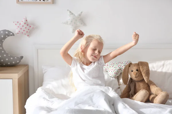 Menina Bonito Alongamento Cama Casa — Fotografia de Stock