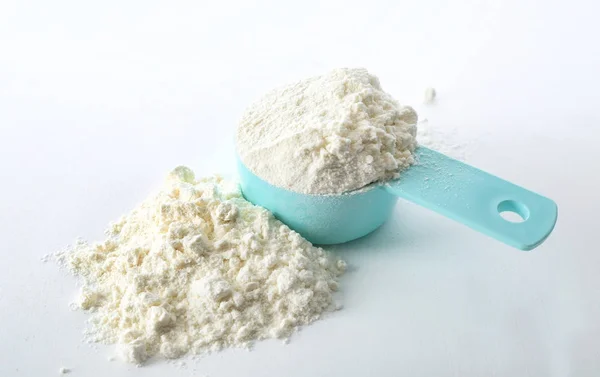 Measuring scoop and protein powder on white background — Stock Photo, Image