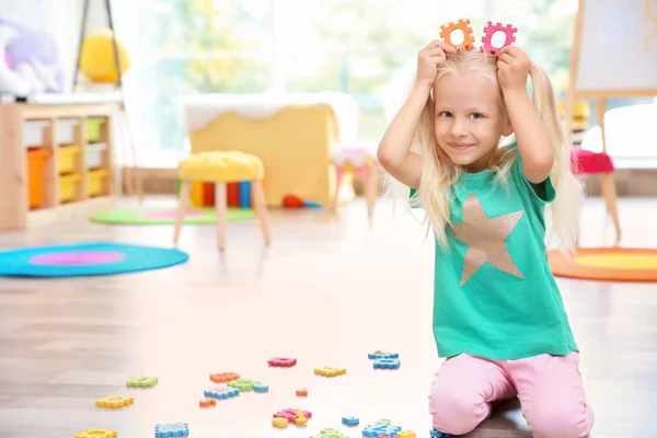 Menina Bonito Posando Com Quebra Cabeça Matemática Casa — Fotografia de Stock