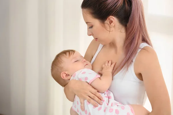 Jovem Mãe Embalando Seu Bebê Casa — Fotografia de Stock