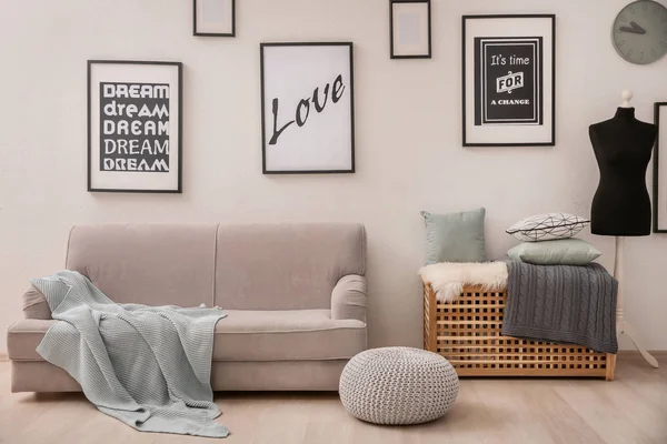 快適なソファ付きのリビングルームのインテリア — ストック写真