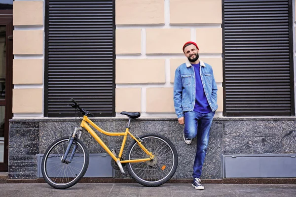 Attraktiver Junger Hipster Mit Fahrrad Auf Der Stadtstraße — Stockfoto