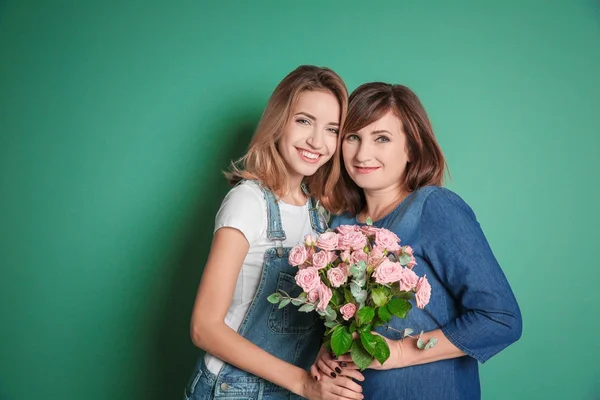 Atractiva Joven Con Madre Sobre Fondo Color — Foto de Stock