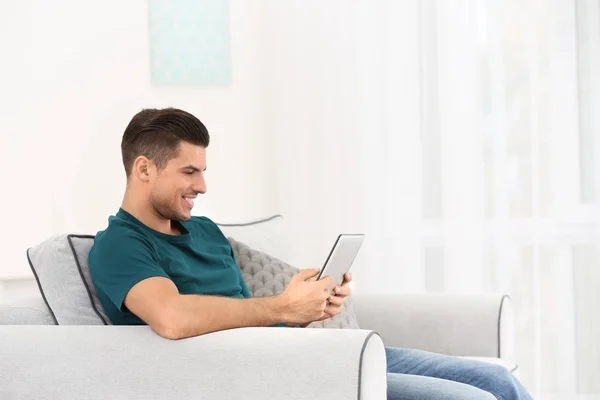 Bonito Homem Usando Tablet Enquanto Descansa Sofá Casa — Fotografia de Stock