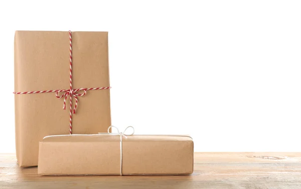 Paket Geschenkboxen Auf Dem Tisch Vor Weißem Hintergrund — Stockfoto