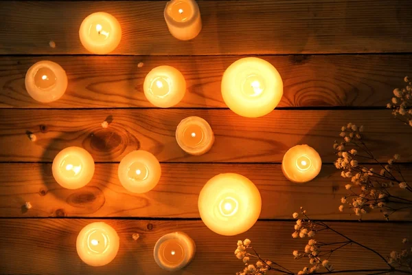 木桌上点燃的蜡烛 — 图库照片