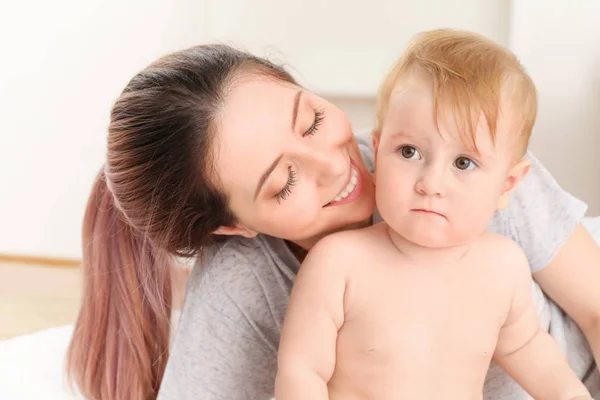 Joven Madre Lindo Bebé Casa —  Fotos de Stock