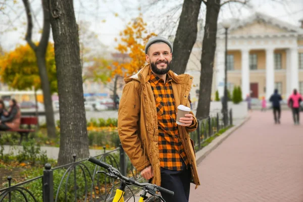 Atractivo Joven Hipster Con Taza Café Bicicleta Calle Ciudad —  Fotos de Stock