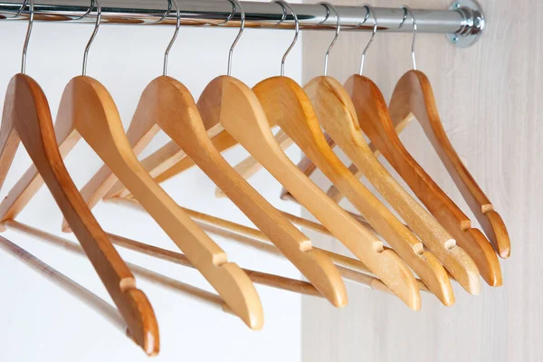 Kleerhangers in lege kast — Stockfoto