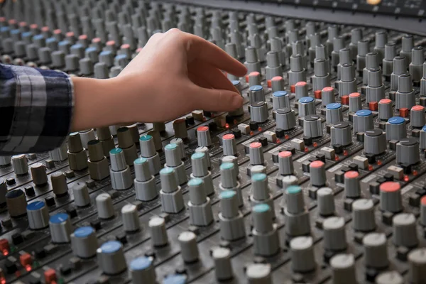 Anfitrião Rádio Trabalhando Com Mixer Estúdio — Fotografia de Stock