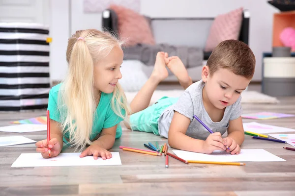 Leuke Kleine Kinderen Die Thuis Tekenen — Stockfoto