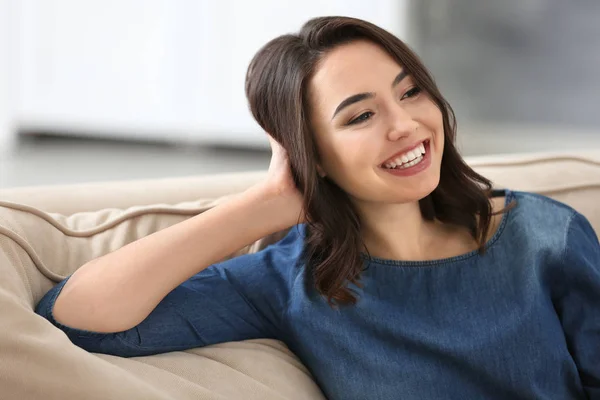 Jovem Bela Mulher Sorridente Descansando Sofá Casa — Fotografia de Stock