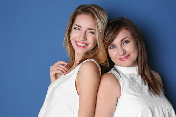 Jovem Atraente Com Sua Mãe Vestidos Correspondentes Fundo Cor — Fotografia de Stock