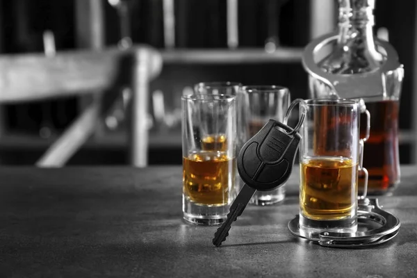 Sammansättning Med Alkohol Handfängsel Och Bil Nyckel Bar Inte Dricka — Stockfoto