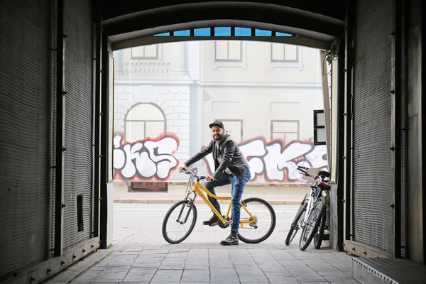街の魅力的な若いヒップな乗馬の自転車 — ストック写真