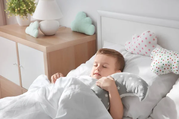 Χαριτωμένο Μικρό Αγόρι Στον Ύπνο Παιχνίδι Στο Σπίτι — Φωτογραφία Αρχείου