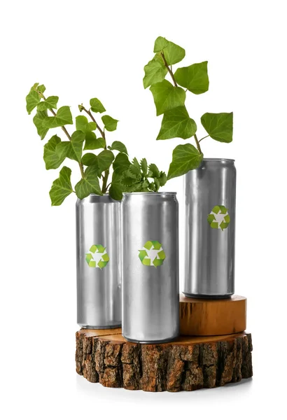 Plåtburkar Med Växter Vit Bakgrund Avfall Återvinning Koncept — Stockfoto