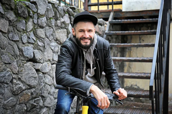 Attraente Giovane Hipster Con Bicicletta Sulla Strada Della Città — Foto Stock