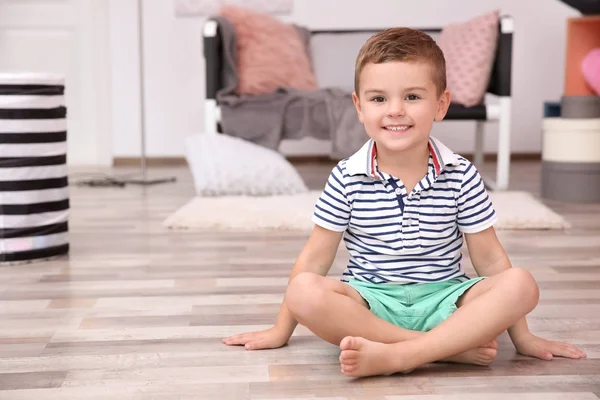 Schattige Kleine Jongen Zittend Vloer Thuis — Stockfoto