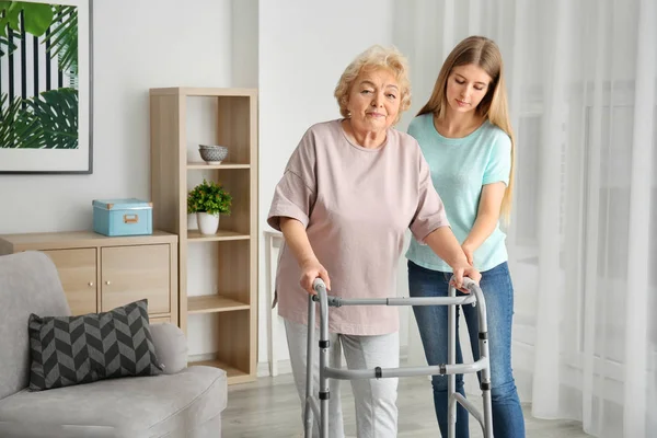 Mujer Joven Abuela Anciana Con Marco Para Caminar Casa — Foto de Stock