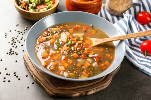 Masada lezzetli mercimek çorbası ile çanak