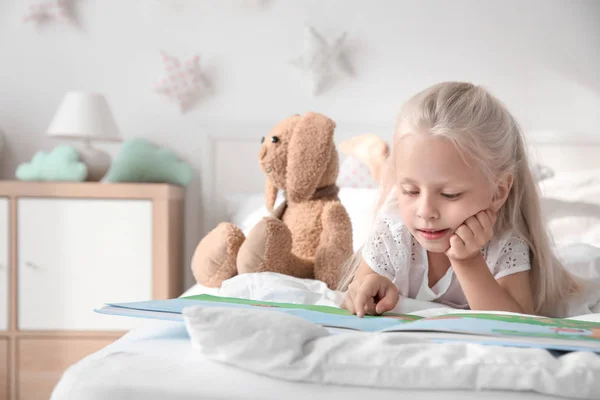 Linda Niña Leyendo Libro Cama Casa — Foto de Stock