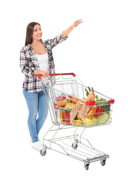 Junge Frau Mit Vollem Einkaufswagen Auf Weißem Hintergrund — Stockfoto