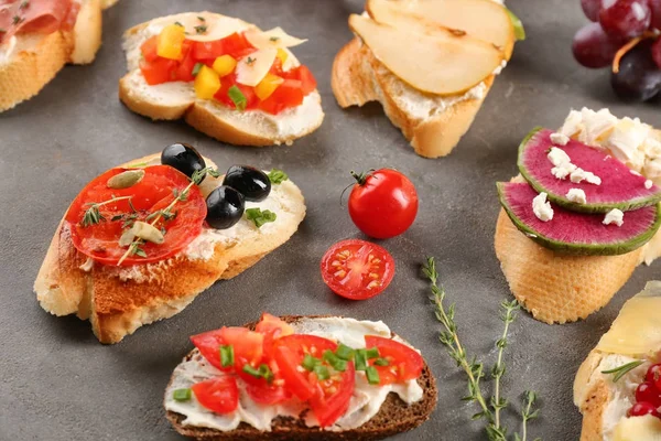 Délicieux Bruschettas Italiens Sur Fond Gris — Photo