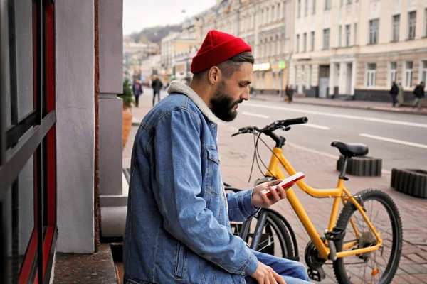 Aantrekkelijke Jonge Hipster Met Smartphone Stad Straat — Stockfoto