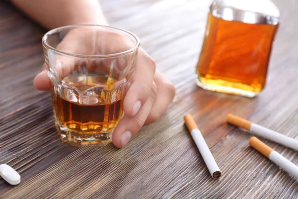 Man Med Cigaretter Och Glas Alkohol Träbord Begreppet Dåliga Vanor — Stockfoto