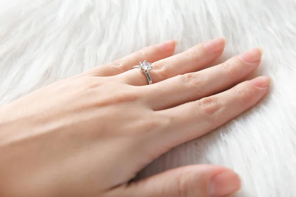 Vrouw Hand Met Luxe Verlovingsring Bont Close — Stockfoto