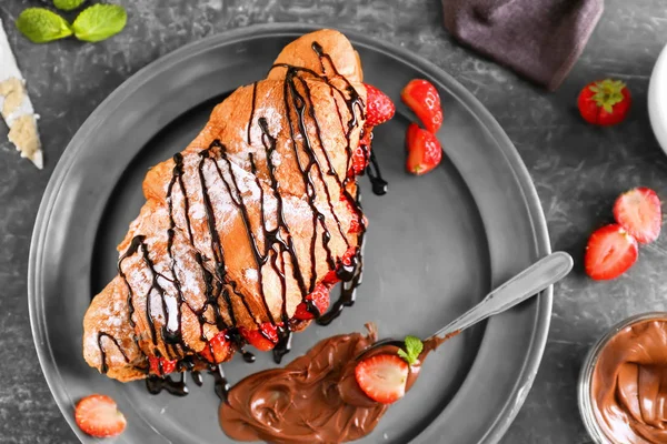 Delizioso Croissant Con Fragole Sciroppo Cioccolato Sul Piatto — Foto Stock