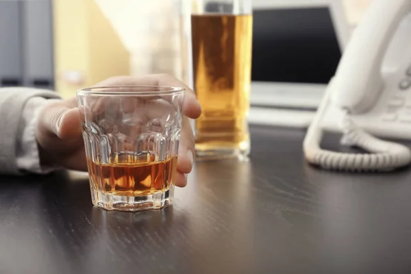 Mann Mit Glas Whiskey Drinnen Alkoholabhängigkeit — Stockfoto