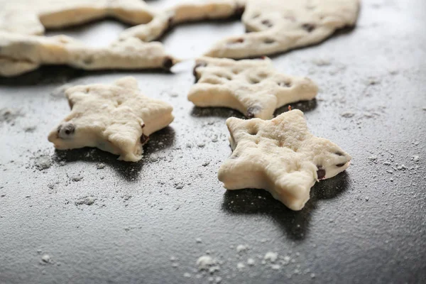 Masa cruda para galletas sobre fondo oscuro —  Fotos de Stock