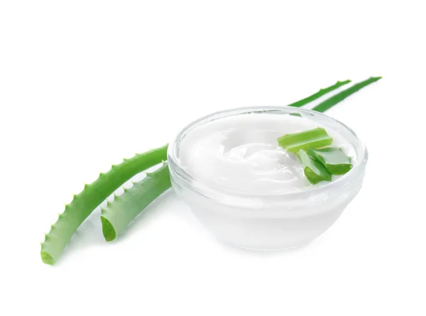 Cuenco con crema corporal y hojas de aloe sobre fondo blanco — Foto de Stock