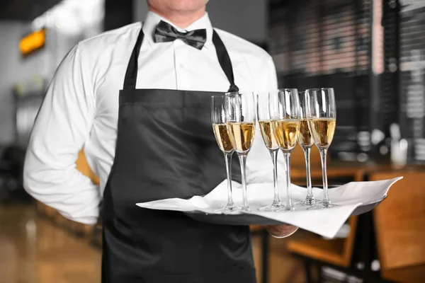 Číšníku Uvnitř Drží Podnos Sklenice Šampaňského — Stock fotografie