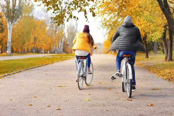 公園で自転車に乗っている若いカップルは — ストック写真