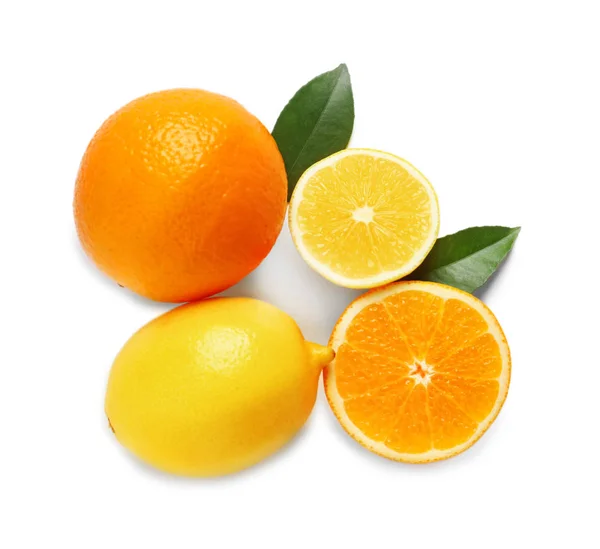 Composition avec citrons mûrs et oranges sur fond blanc — Photo