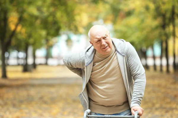 Hombre Mayor Con Marco Para Caminar Parque Otoño — Foto de Stock