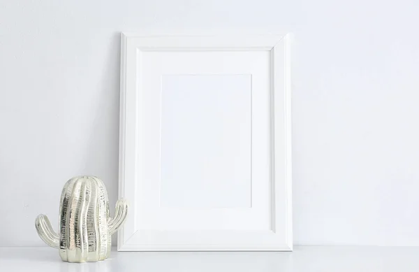 Moldura Vazia Estatueta Cacto Decorativo Mesa Perto Parede Branca — Fotografia de Stock