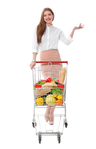 Mladá žena s plnou nákupní vozík na bílém pozadí — Stock fotografie