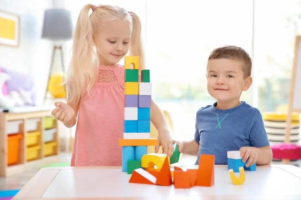 Carino Bambini Piccoli Che Giocano Con Blocchi Casa — Foto Stock