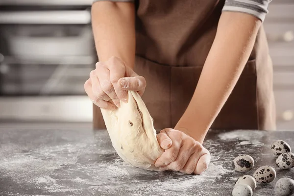 Mujer amasando masa en la mesa — Foto de Stock