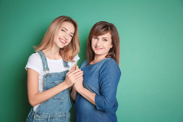 Aantrekkelijke Jonge Vrouw Met Haar Moeder Kleur Achtergrond — Stockfoto