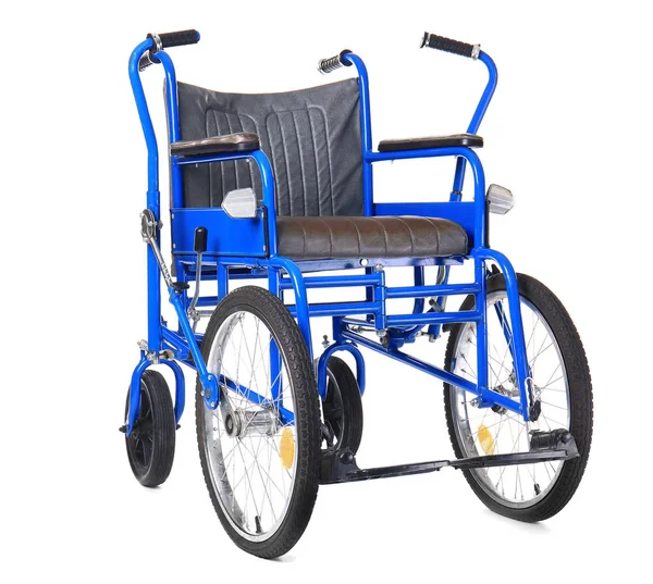 Blå rullstol på vit bakgrund — Stockfoto