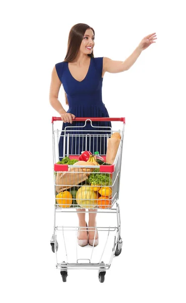 Mujer joven con carrito de compras completo sobre fondo blanco — Foto de Stock