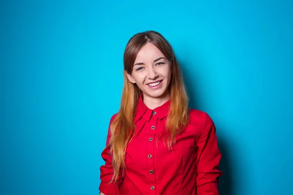Young smiling woman on color background — Stock Photo, Image